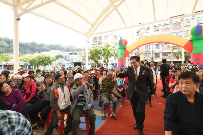 市長進入典禮時，和市民朋友揮手打招呼