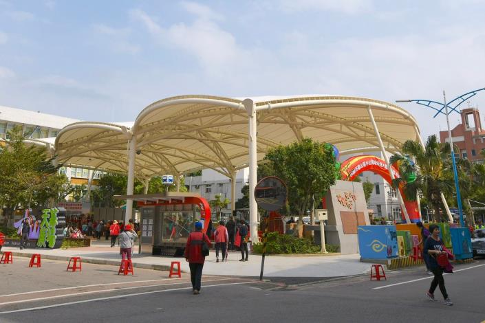 龜山區中山廣場新建天幕，為大型的天幕廣場，可提供全天候舉辦活動的空間