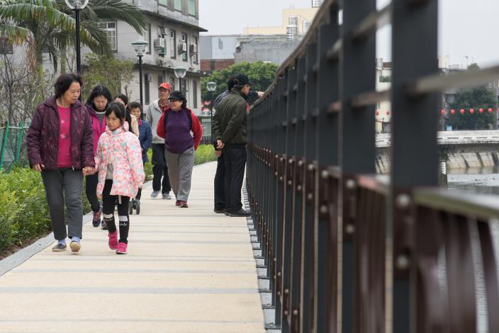 不少市民朋友走在新增設的225公尺人行步道上