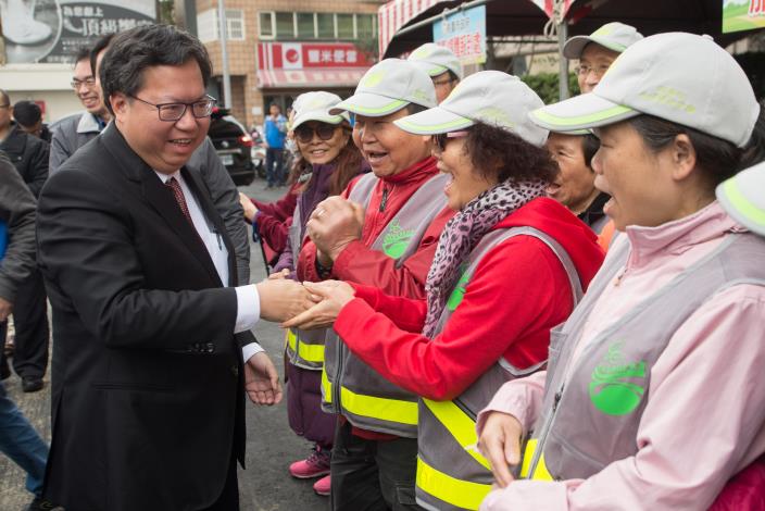 鄭市長向市民朋友握手致意