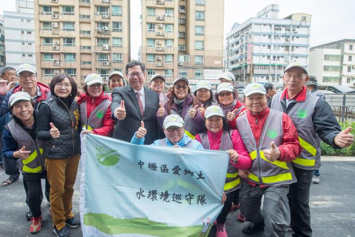 鄭市長與中壢區愛鄉土水環境巡守隊合影