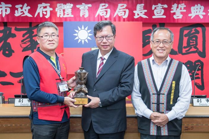 市長於市政會議接受原民局呈獻原住民族委員會「107年度工程補助計畫執行績效優良」獎項