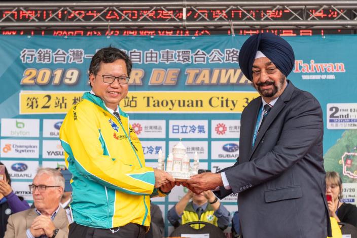 亞洲自由車總會（ACC）秘書長Onkar Singh致贈桃市府禮品