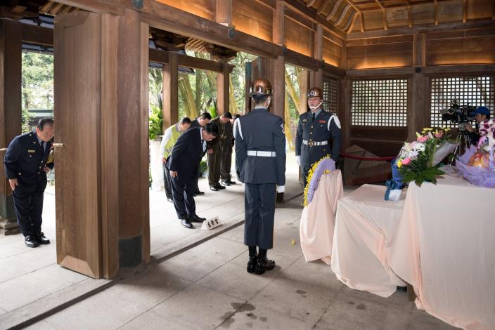 市長率市府團隊代表向先烈們致祭