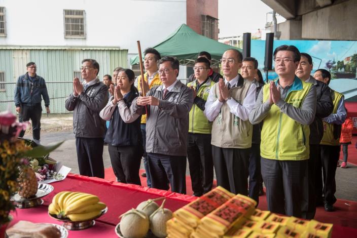 桃園區2-13埤塘景觀美化工程動土，市長上香祝禱工程順利