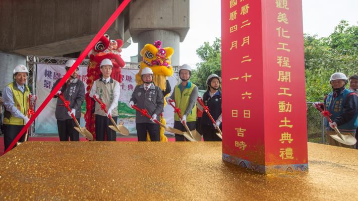 市長與來賓持金鏟為工程動土