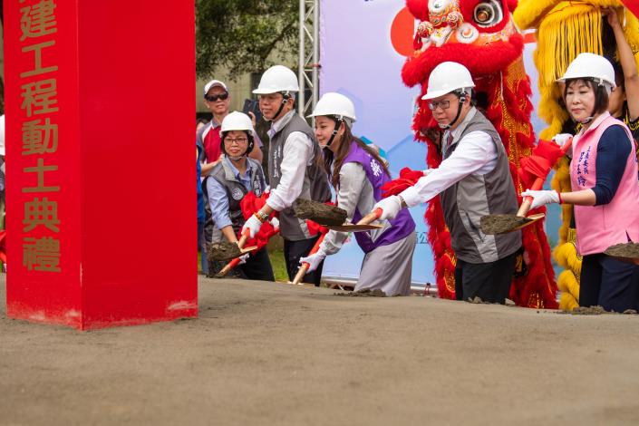 市長持金鏟為工程動土