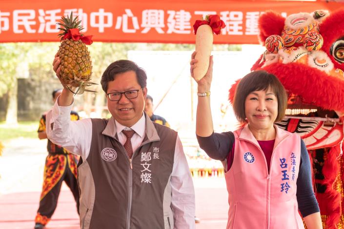 市長與呂立委合影