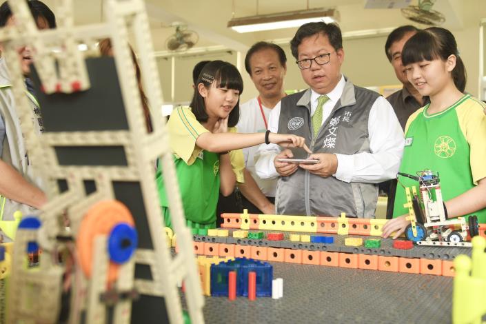 學生向市長介紹創作理念