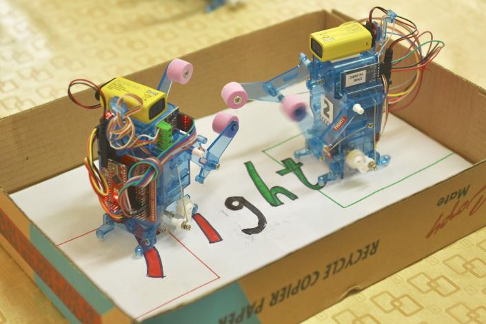 學生製作的機器人相互較勁