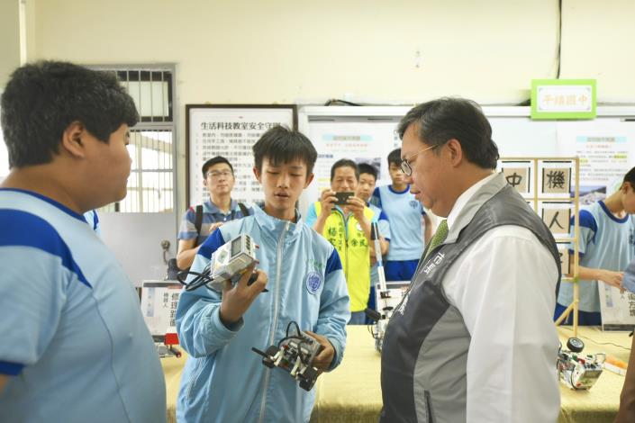 學生向市長介紹創作作品