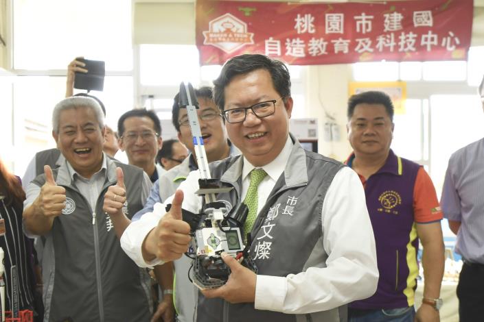 市長與學生作品合影