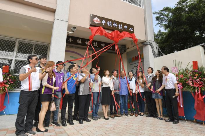 市長與貴賓一同為中心揭牌