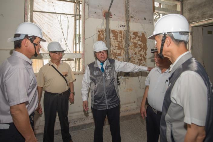 市長和與會來賓視察八德區農會整修工程