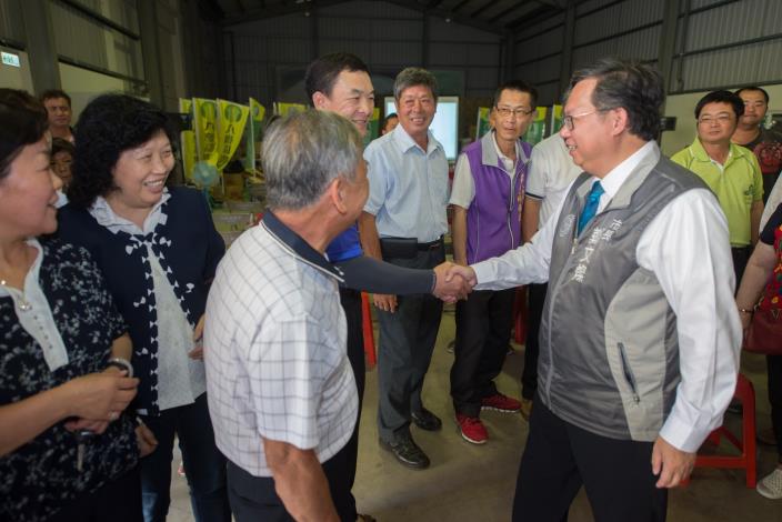 市長和八德農會員工握手寒暄