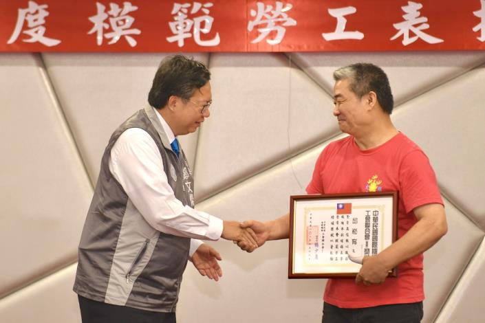 市長與機場工會聯合會模範勞工握手致意