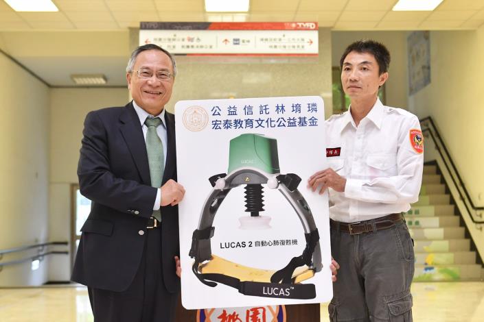 公益信託林堉璘宏泰教育文化公益基金副執行長王濬智與南投縣政府消防局鳳凰志工組訓分隊長余光明合影
