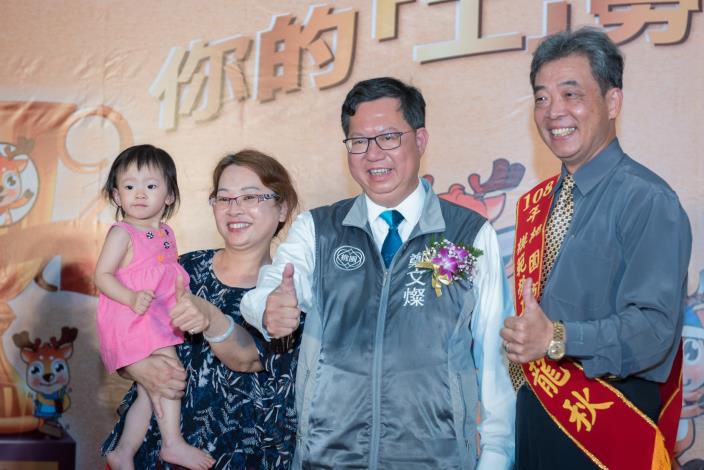 市長與模範勞工及其家屬合影