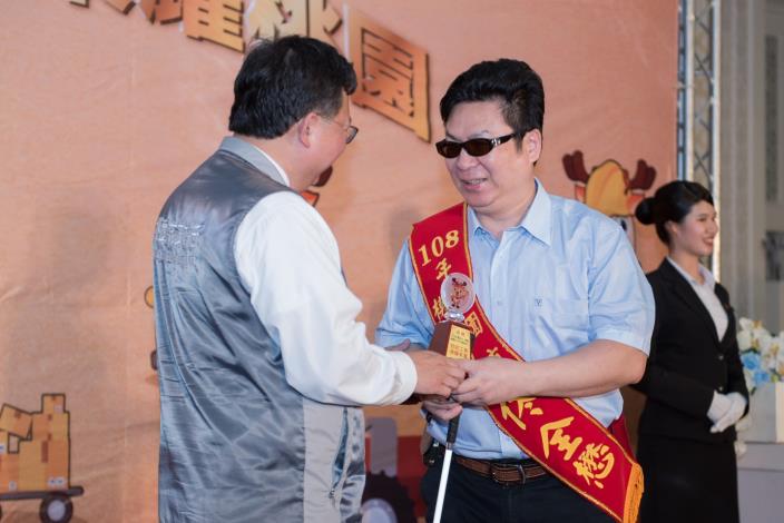 市長頒發模範勞工獎座給獲選的勞工