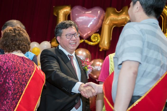 市長與受獎者握手致意