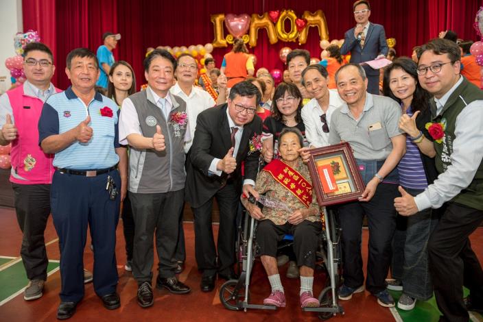 市長與模範媽媽受獎者合影