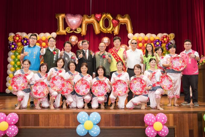 市長與表演團隊合影