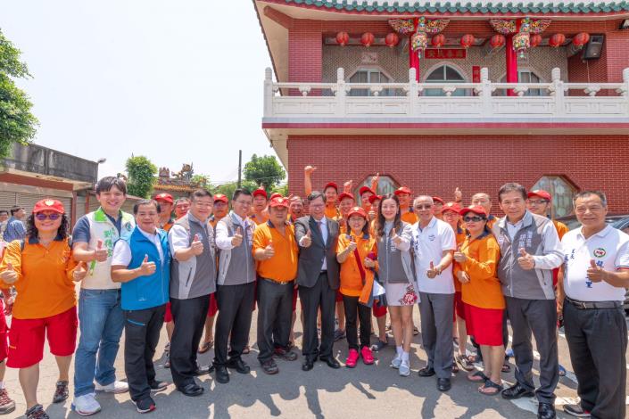 市長與來賓比讚合影
