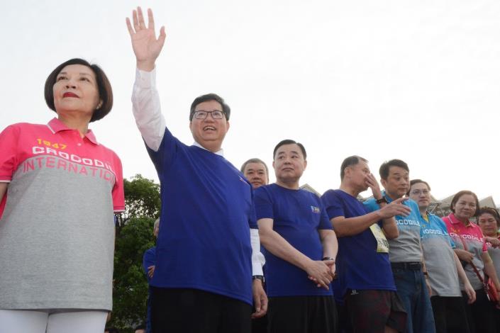 市長向跑者揮手致意