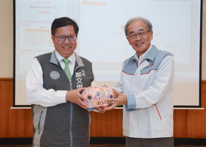 市長致贈滿福豬瓷器
