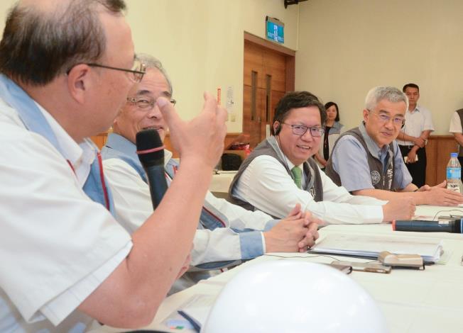 市長專心聆聽解說