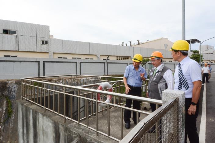 市長聆聽導覽人員解說