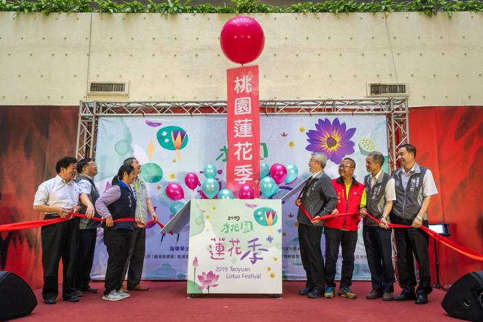 李副市長與貴賓一同為蓮花季活動揭開序幕