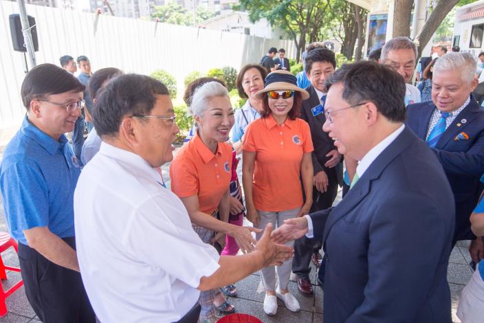 市長與市民握手致意