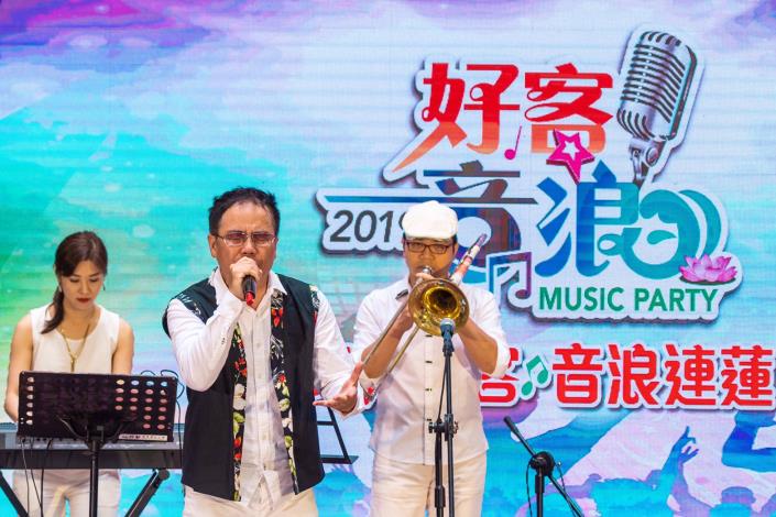 Montunos拉丁樂團展演出色的音樂