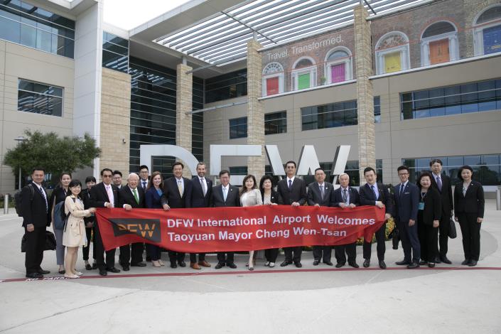 鄭市長前往參訪達拉斯-沃斯堡國際機場，與機場團隊合影(2)