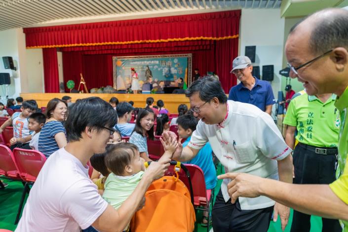 鄭市長與孩子擊掌