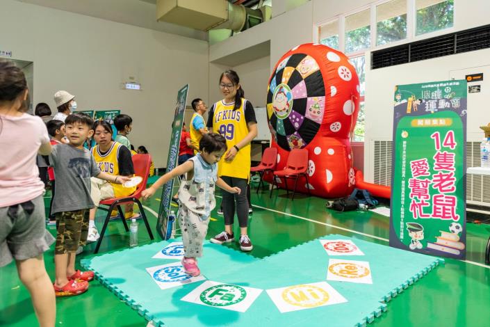 孩子參與闖關集點活動
