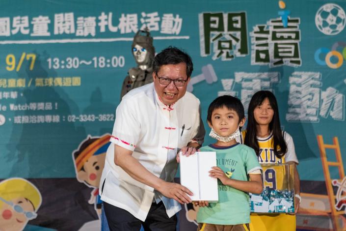 鄭市長贈摸彩禮品予孩子