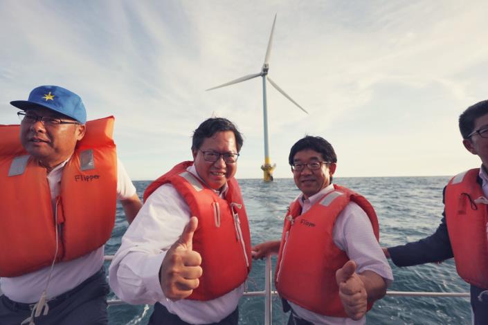 市長乘船實地考察離岸風電設施