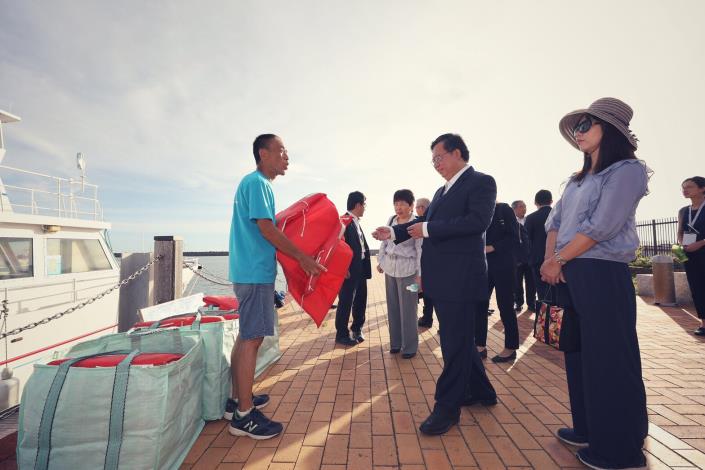 市長為登船做準備