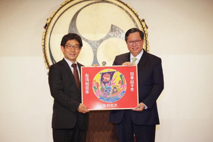 市長晚間參加歡迎晚宴，銚子市特別致贈桃園市「大漁旗」裱框