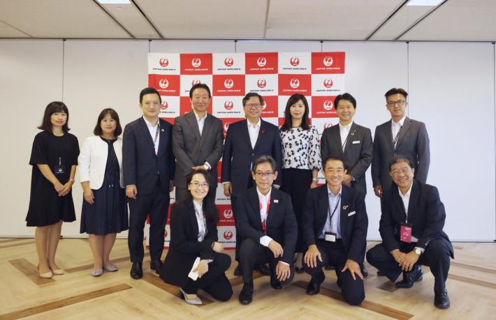 市府團隊與日航人員合影