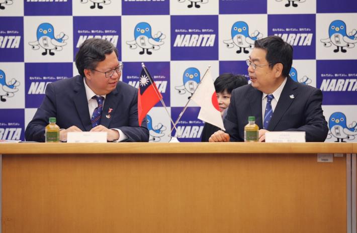 鄭市長與成田市副市長互動