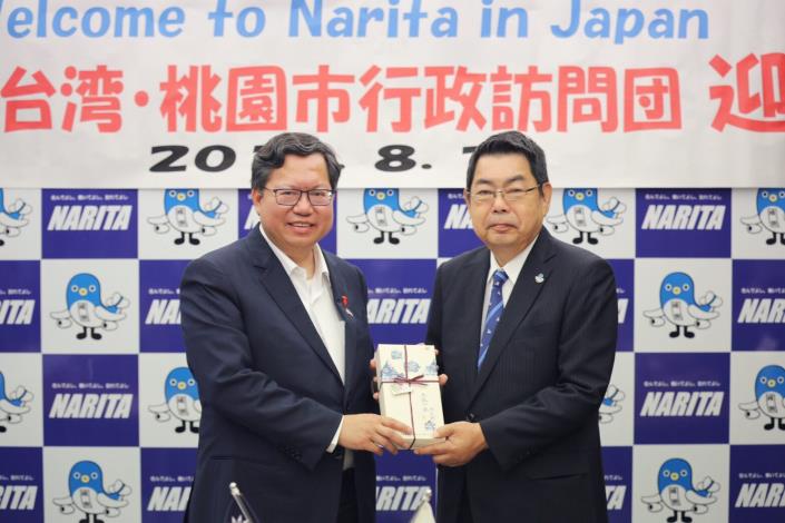 鄭市長回贈桃園名產上家下屋手工皂禮盒