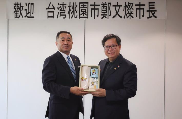 白井市長笠井喜九雄贈送禮物予鄭市長