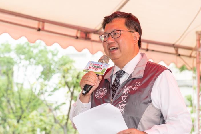 市長表示，勞動局逐年編列預算並爭取公有基地輔導設立庇護工場，協助身心障礙朋友就業，希望市民朋友發揮愛心，為桃園庇護工場加油打氣