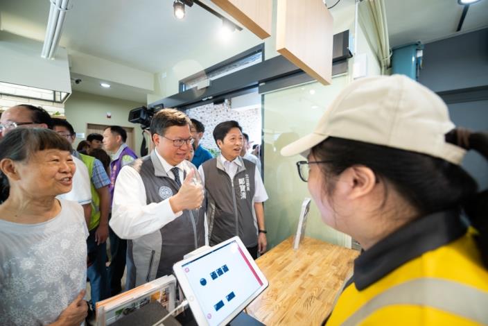 市長出席桃園南門公園庇護商店開幕暨揭牌記者會，為桃園庇護工場加油打氣