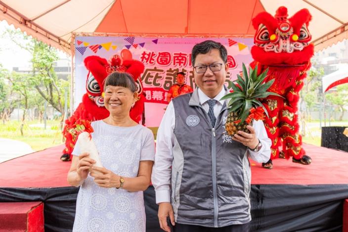 市長及與會貴賓合影，祝賀開幕典禮圓滿成功