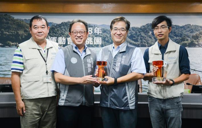 觀旅局楊局長呈獻金質獎獎座