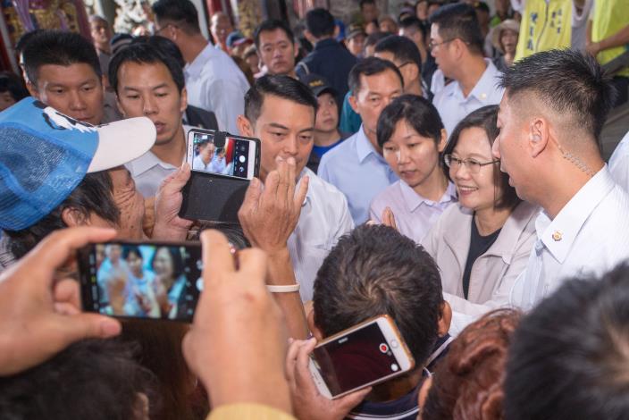 蔡總統與現場民眾揮手致意